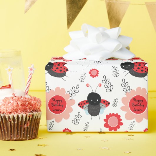 Little Ladybug Happy Birthday Custom Name Cadeaupapier (Verjaardagsfeest)