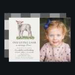 Little Lamb Kids Birthday Photo Invitation Kaart<br><div class="desc">Deze schattige genderneutrale "kleine lammetje draait om x" verjaardagsfoto-uitnodiging bevat een klein lammetje op een roomwitte achtergrond. De achterkant heeft een witte achtergrond met zwarte buffels/gingham check/plaid patronen. Pas het aan uw behoeften aan. In mijn winkel kun je passende producten vinden.</div>