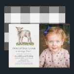 Little Lamb Kids Birthday Photo Invitation Kaart<br><div class="desc">Deze schattige genderneutrale "kleine lammetje draait om x" verjaardagsfoto-uitnodiging bevat een klein lammetje op een roomwitte achtergrond. De achterkant heeft een witte achtergrond met zwarte buffels/gingham check/plaid patronen. Pas het aan uw behoeften aan. In mijn winkel kun je passende producten vinden.</div>