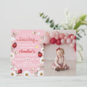 Little Love Bug Daisy Floral Birthday Photo Invite Bedankkaart (Staand voorkant)