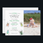 Little Love Bug Kids Birthday Invitation Kaart<br><div class="desc">De kevers van de waterverf die in harten zijn gedecoreerd maken deze "lovebug"-uitnodiging lief en uniek voor de verjaardagsfeestdag van je kleine kleine veestapel! Pas de foto- en partijgegevens van uw eigen liefdesbug aan. Gooi een leuk en uniek insect het verjaardagsfeest voor uw kleine insect op hun derde verjaardag! Overeenkomende...</div>