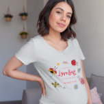 Little Lovebug Mama To Be T-shirt<br><div class="desc">Schattige lieveheersbeestje thema t shirt voor je baby shower of zwangerschap. Illustratie van rood en roze insect met wilde bloemen. De tekst zegt: "Een klein liefdesbeestje is onderweg."</div>