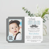 Little Man Birthday Mustache Photo Invitation Kaart (Staand voorkant)