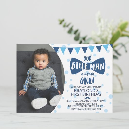 Little Man Blue Bow Stropdas Photo Invitation Kaart (Staand voorkant)