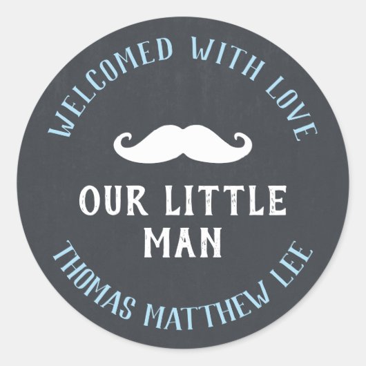 Little Man Mustache Nieuwe Baby Aankondiging Favor Ronde Sticker (Voorkant)
