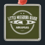 Little Missouri River Arkansas Kayaking Metalen Ornament<br><div class="desc">De kleine Missouri-rivier begint in het western Arkansas ten zuidoosten van Mena en stroomt vrij door het Ouachita-gebergte en de schilderachtig gebieden van het Ouachita National Forest,  met inbegrip van de Herfsten van Little Missouri en de recreatiegebieden van Albert Pike.</div>
