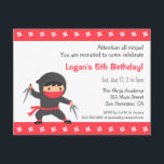 Little Ninja Kids Birthday Party Kaart<br><div class="desc">Voor kinderen die van de hele ninja shinobi-weg houden, zullen ze van een ninja-verjaardagsfeestje houden met spelletjes rond de ideeën van spionage, infiltratie en training. Deze uitnodiging is perfect voor dat feest met een schattig ninja-kind in grijs en rood outfit. Hij heeft een wapen in zijn handen. Pas je object...</div>