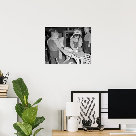 Little Nurse, 1943.  foto Poster (Thuiskantoor)