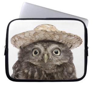 Little Owl die een strow pet draagt - Athene noctu Laptop Sleeve