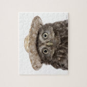 Little Owl die een strow pet draagt - Athene noctu Legpuzzel (Verticaal)