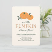 Little Pumpkin Herfst Birthday Party Invitation Kaart (Staand voorkant)