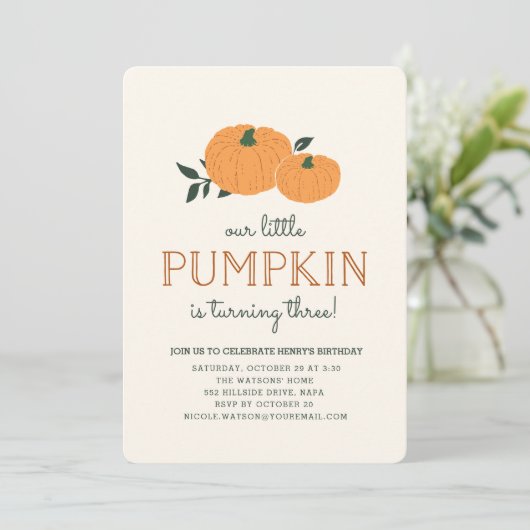 Little Pumpkin Herfst Birthday Party Invitation Kaart (Staand voorkant)