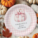 Little Pumpkin's Pink Gingham Papieren Bordje<br><div class="desc">Vier de komst van een nieuwe vreugdebundel met ons charmante roze en witte gingham-baby shower met een schattige witte pompoen met een klassiek ginghampatroon. Ideaal voor een babymeisjesdouche,  dit ontwerp combineert elegantie en speelsheid,  waardoor het een gedenkwaardige keuze is voor uw speciale gelegenheid.</div>