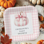Little Pumpkin's Pink Gingham Papieren Bordje<br><div class="desc">Vier de komst van een nieuwe vreugdebundel met ons charmante roze en witte gingham-baby shower met een schattige witte pompoen met een klassiek ginghampatroon. Ideaal voor een babymeisjesdouche,  dit ontwerp combineert elegantie en speelsheid,  waardoor het een gedenkwaardige keuze is voor uw speciale gelegenheid.</div>