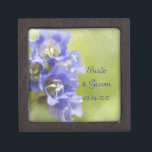 Little Purple Flowers Garden Wedding Premium Decoratiedoosje<br><div class="desc">Pas de kleine paarse bloemen tuinenkorf aan met de persoonlijke namen van de bruid en de bruidegom en de specifieke huwelijksceremonie om een cadeautje te creëer voor de bruid, haar bruidsmeisje of de bruidpartij. Deze elegante aangepaste bloemenkast bevat een digitaal verbeterde bloemfoto van paarse bloesems met een wazige groene tuinachtergrond....</div>