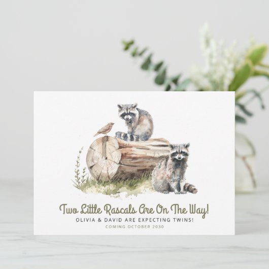 Little Rascals Raccoons Twins Baby shower Aankondiging (Staand voorkant)