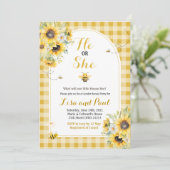 Little Schattige Bee Gender Reveal Invitation Kaart (Staand voorkant)