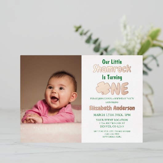 Little Shamrock 1st Birthday Folie Uitnodiging (Staand Voorkant)