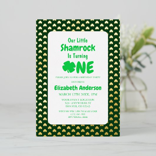Little Shamrock 1st Birthday Folie Uitnodiging (Staand Voorkant)