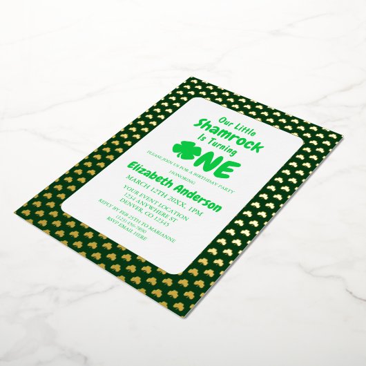Little Shamrock 1st Birthday Folie Uitnodiging (Gedraaid)