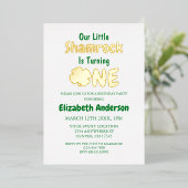 Little Shamrock 1st Birthday Folie Uitnodiging (Staand Voorkant)
