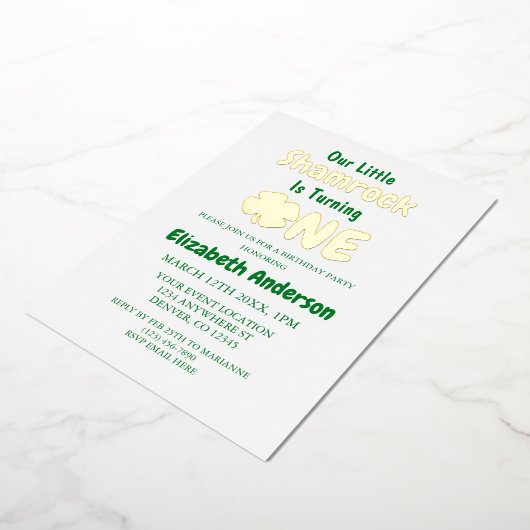 Little Shamrock 1st Birthday Folie Uitnodiging (Gedraaid)