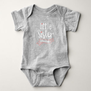 Little Sister Baby Aankondiging Naam & Monogram Romper