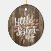 Little Sister Personalized Baby Girl Woodgrain Keramisch Ornament (Links)