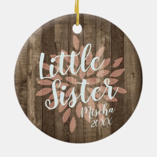 Little Sister Personalized Baby Girl Woodgrain Keramisch Ornament (Achterkant)