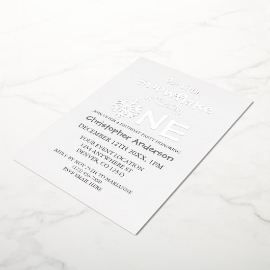 Little Snowflake 1st Birthday Folie Uitnodiging (Gedraaid)