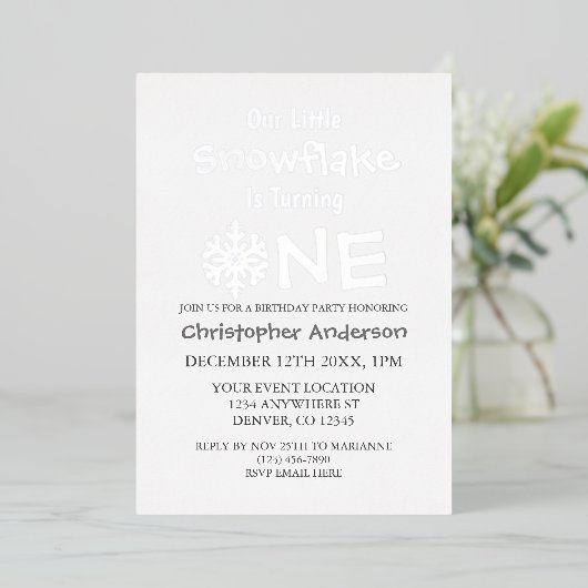 Little Snowflake 1st Birthday Folie Uitnodiging (Staand Voorkant)