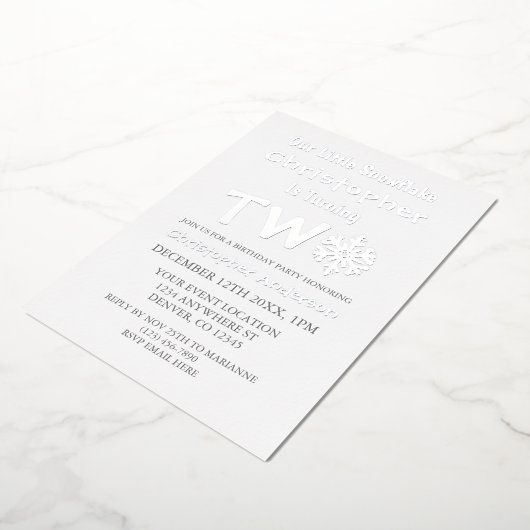 Little Snowflake 2e verjaardag Folie Uitnodiging (Gedraaid)