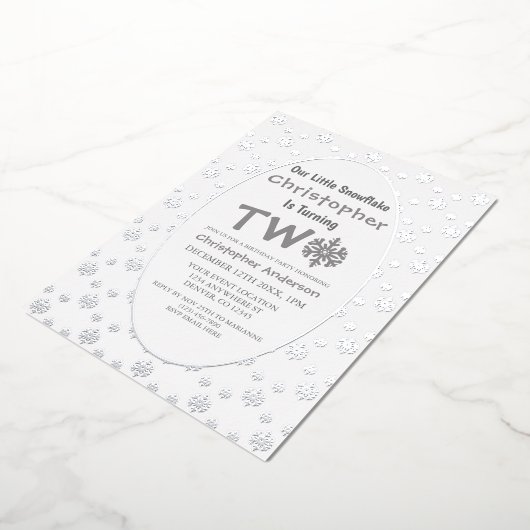 Little Snowflake 2e verjaardag Folie Uitnodiging (Gedraaid)