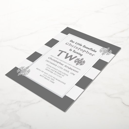 Little Snowflake 2e verjaardag Folie Uitnodiging (Gedraaid)