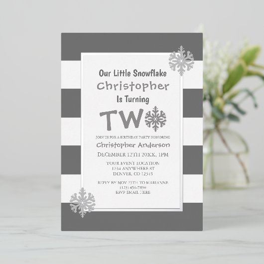 Little Snowflake 2e verjaardag Folie Uitnodiging (Staand Voorkant)