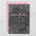 Little Snowflake Kids Birthday Party Invitation Kaart<br><div class="desc">Brr! De kikkervisjes voor winterverjaardagen zijn voorzien van een kartonnen achtergrond voorzien van witte sneeuwvlokken,  met "onze kleine sneeuwvlok draait om" in roze en witte letters. Pas je aan met de verjaardagsdetails van je kleine meisje hieronder met behulp van de sjabloon velden. Kaarten omkeren naar massieve pastelroze.</div>