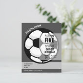 Little Striker Voetbal Budget Verjaardag Uitnodigi (Staand voorkant)