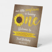 Little Sunflower 1st Birthday Welkom Reclamebord Met Voetstuk (Voorkant)