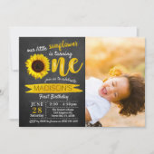Little Sunflower Chalkboard 1st Birthday Foto Kaart (Voorkant)
