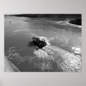 Little Trawler, Cardiff Bay Harbour - Black en Wh Poster (Voorkant)