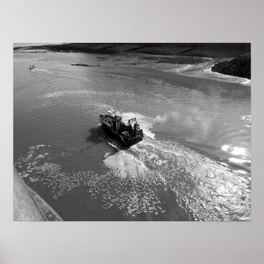 Little Trawler, Cardiff Bay Harbour - Black en Wh Poster (Voorkant)