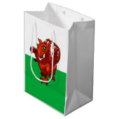 Little Welsh Baby Red Dragon Flag Cartoon Medium Cadeauzakje (Voorkant Gekanteld)