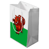 Little Welsh Baby Red Dragon Flag Cartoon Medium Cadeauzakje (Achterkant Gekanteld)