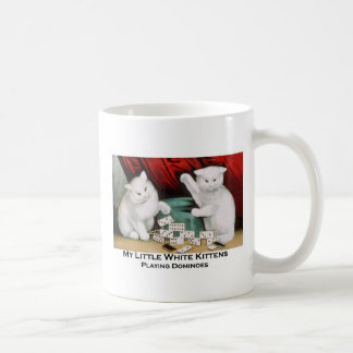 Little White Kittens die Dominosen spelen Koffiemok