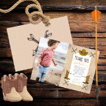 Little Wild One Western Arrows Birthday Party Bedankkaart<br><div class="desc">Een lijst met een tribaal gepatterd met een gesplatterde, trailstofachtergrond en een hoek doorkruiste pijlen, een pet van een cowboy, en gespurde cowboylaarzen aan de voorkant rondom je "Dank je van een kleine Wilde 1" en een geslepen broekachtergrond met middenpijlen en hetzelfde splaatstepatroon aan de achterkant maken dit rooskleurige westerne...</div>