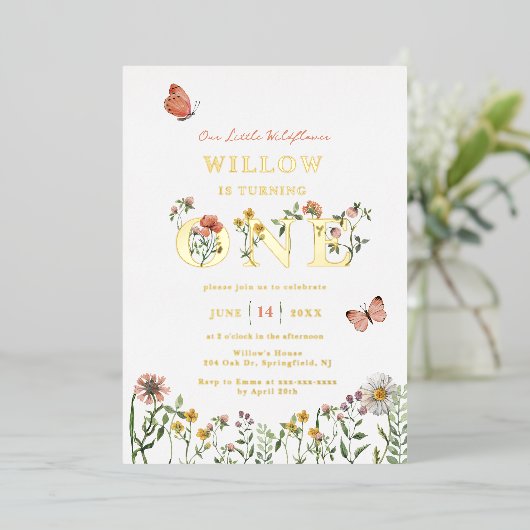 Little Wildflower 1st Birthday Gold Folie Uitnodiging (Staand Voorkant)