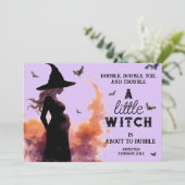 Little Witch Halloween Custom Foto Zwangerschap Aankondiging (Staand voorkant)