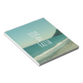 Live door Faith Bible Verse Notitieblok (Schuin)