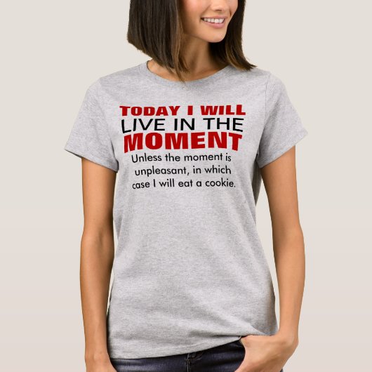Live in het moment Typografie Humor T-shirt (Voorkant)