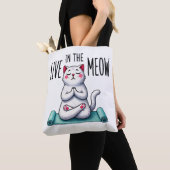 "Live in the Meow", een grappige kattenliefhebber Tote Bag (Dichtbij)